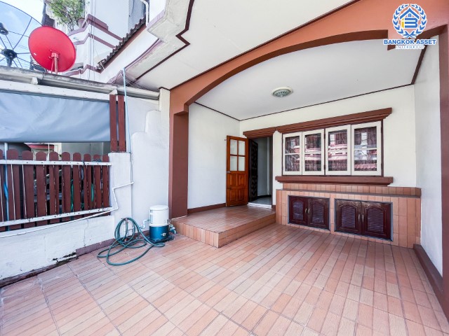 *****ทาวน์เฮ้าส์มือสองนนทบุรี ม.นันทนาการ์เด้นท์ 1 ท่าอิฐ บนเนื้อที่มากถึง 21.3 ตร.ว. ฟังก์ชัน 2 ห้องนอน 2 ห้องน้ำ 1 ที่จอดรถ แถมฟรี! 2 เครื่องปรับอากาศ ทำเลดี เชื่อมต่อถ.ราชพฤกษ์, ถ.รัตนาธิเบศร์ ใกล้รถไฟฟ้าสายสีม่วง "สถานีบางรักน้อยท่าอิฐ" และทางด่วน "งามวงศ์วาน"